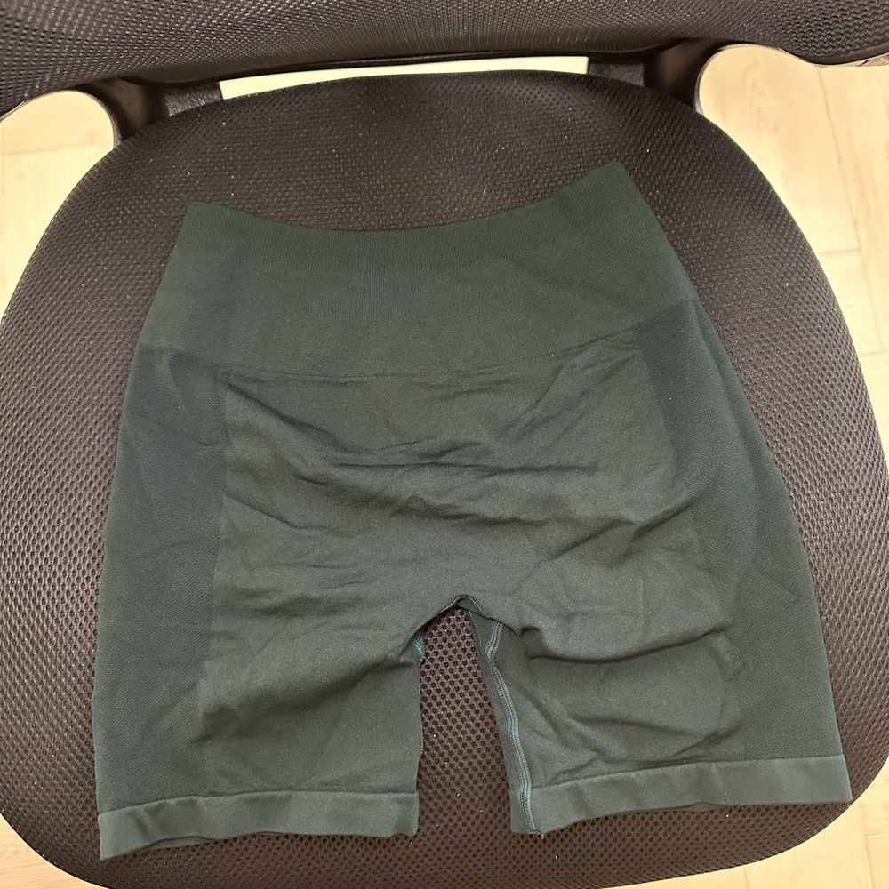 Aurola Seamless Scrunch Short Size small